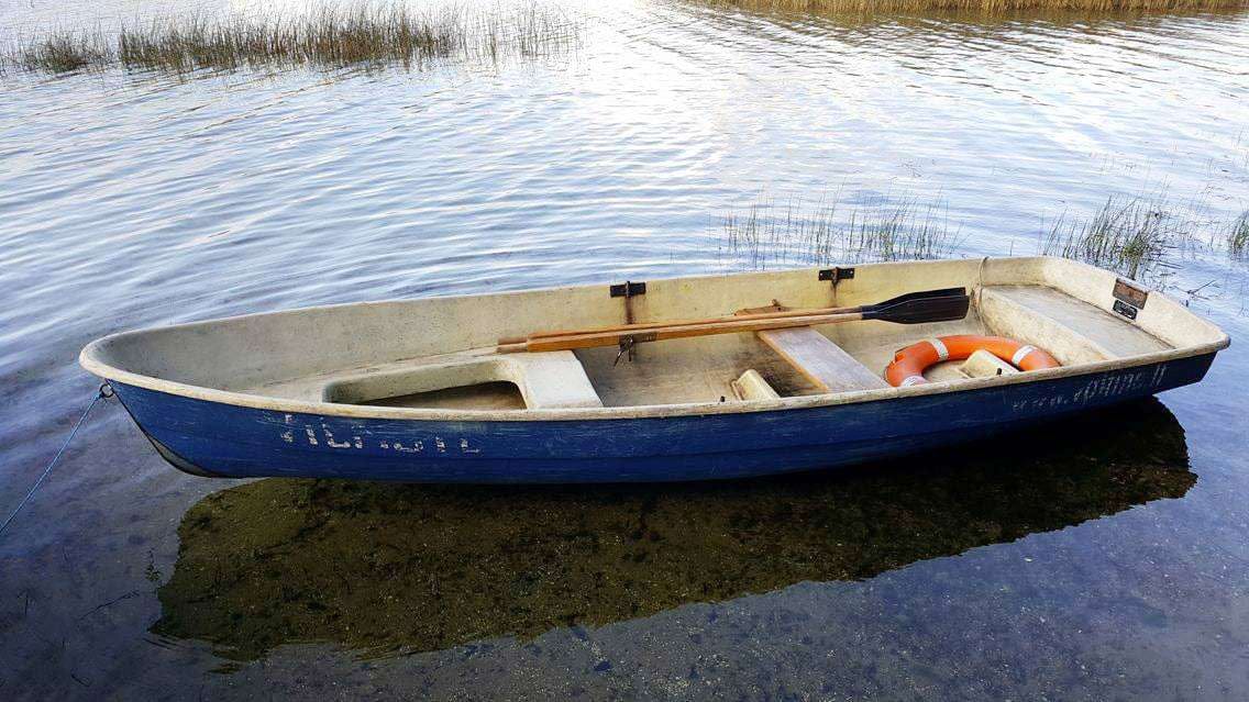 Keturvietė plastikinė valtis su dvejomis poromis irklų