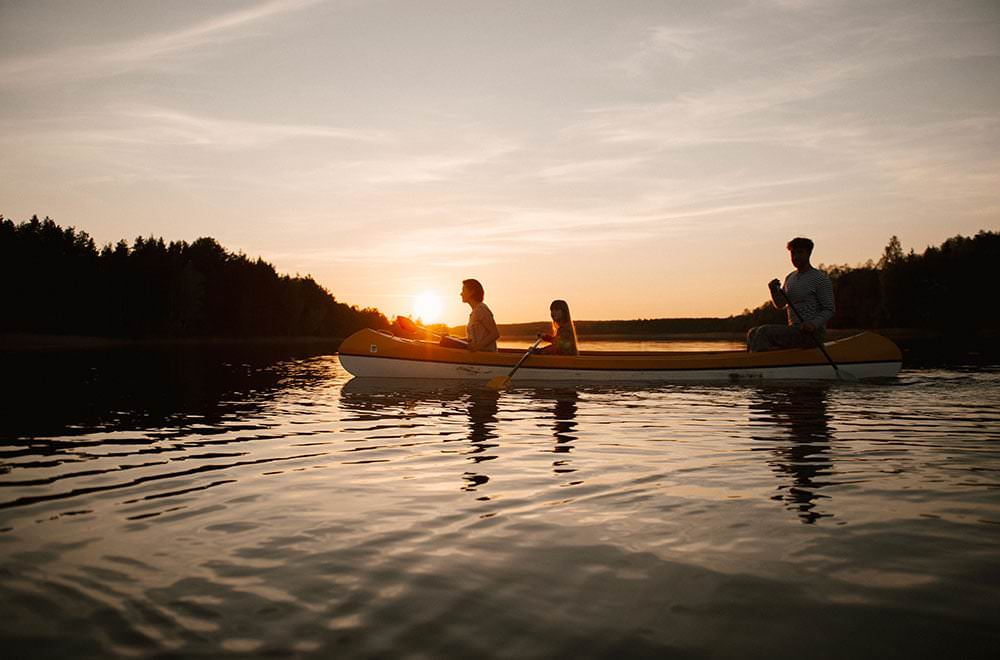 canoe family lake in Paluse